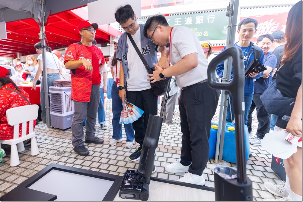 Roborock 石頭科技推出搭載「蒸氣熱水雙效洗地系統」的全新旗艦零纏繞洗地機 F25 Ultra，鎖定乾硬污漬與深層油垢兩大清潔難題，打造更輕鬆高效的居家清潔體驗。