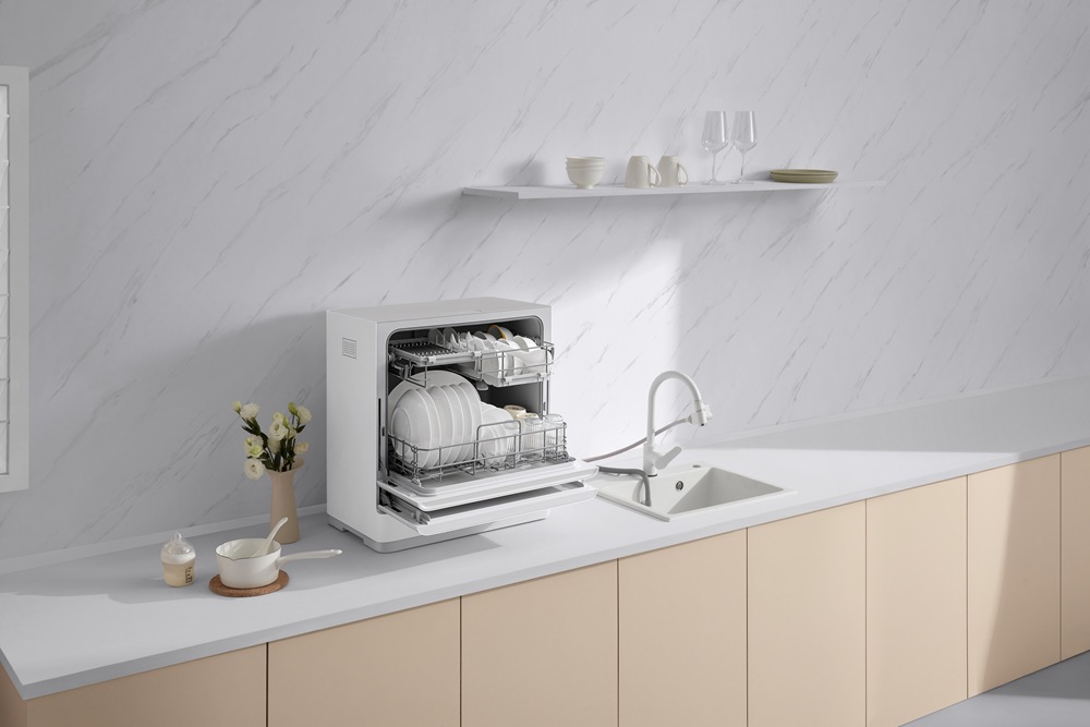 04. Xiaomi 桌上型洗碗機一機涵蓋清洗、消毒、乾燥和收納功能，體積精巧卻效能強勁，相當適合 2 至 5 人家庭應對日常用餐後的清潔工作。