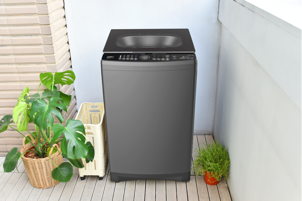 SaniPro 17公斤DD直驅變頻蒸氣直立洗衣機機身寬度僅60.1公分，同時擁有加大桶槽設計，輕鬆滿足空間收納與洗衣容量的雙重需求。（圖／台灣惠而浦提供）