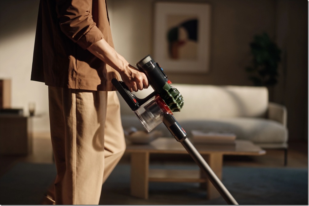 【新聞圖片3-1】Dyson V8 Cyclone無線吸塵器內附三款精選吸頭，靈活應對多種清潔情境，從硬質地面到家具細節皆能輕鬆完成。