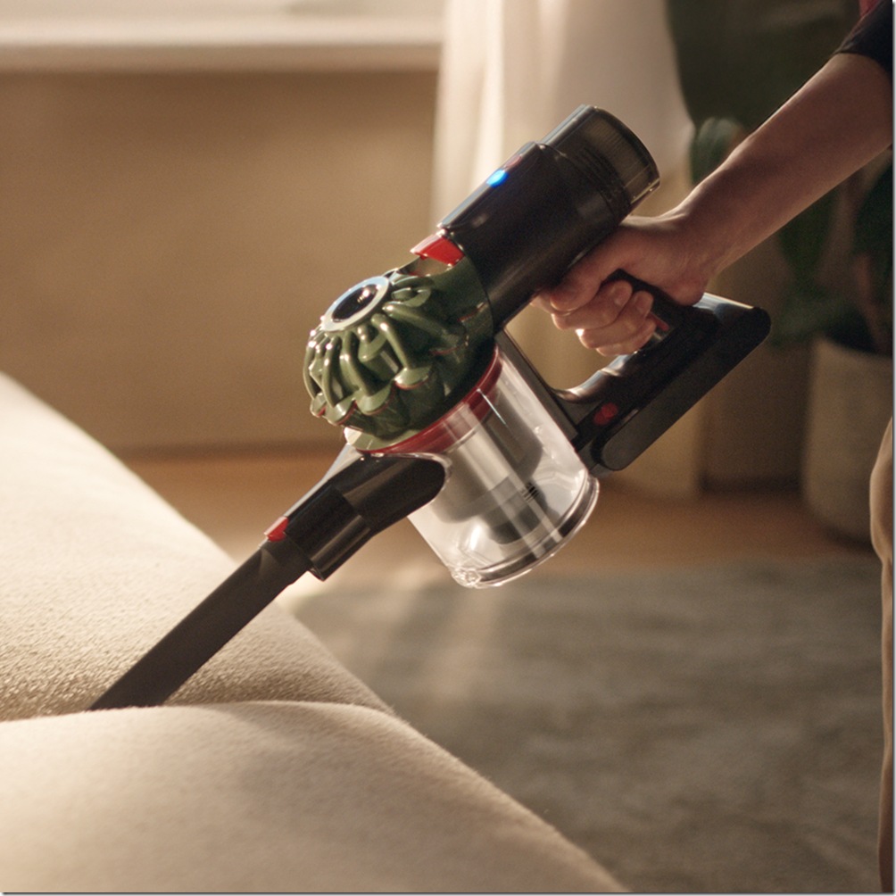 【新聞圖片3-2】Dyson V8 Cyclone無線吸塵器內附三款精選吸頭，靈活應對多種清潔情境，從硬質地面到家具細節皆能輕鬆完成。