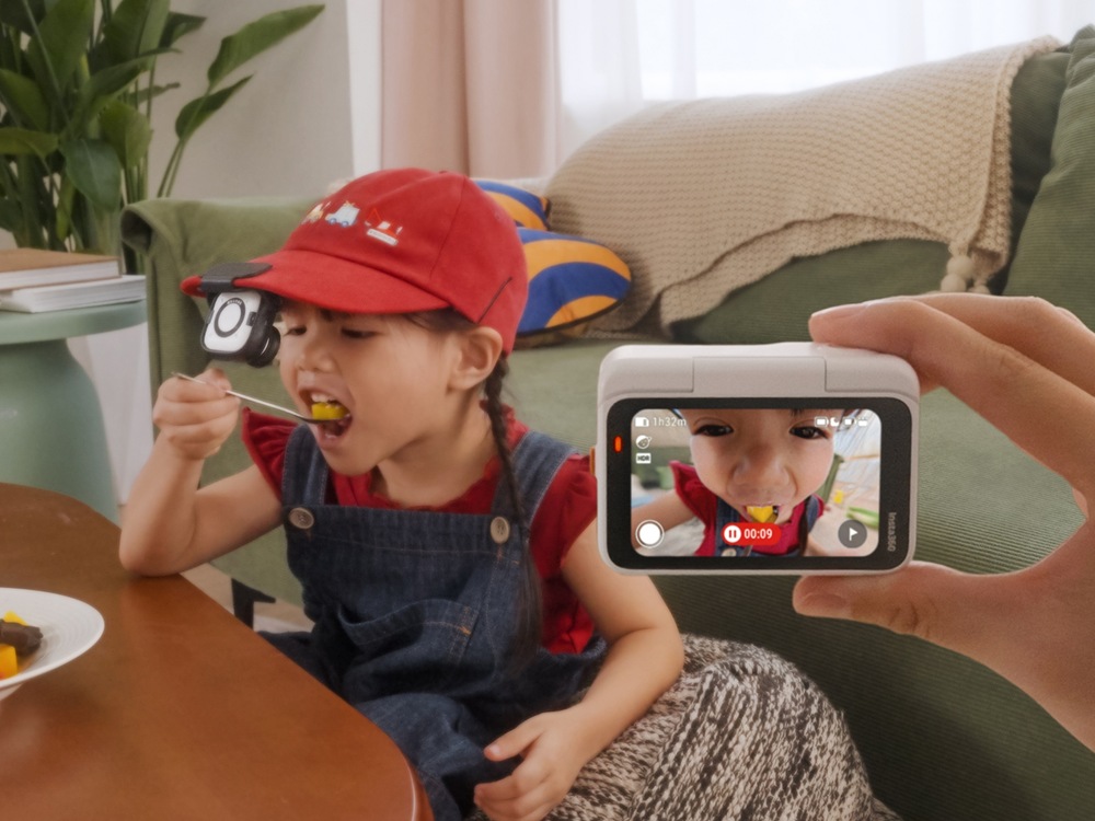 【新聞圖片3-2】Insta360 GO Ultra 具備僅 53 克輕量免手持設計,搭配多元配件與翻轉觸控螢幕 Action Pod,靈活捕捉從日常生活到創意視角的每個精彩瞬間。 【新聞圖片3-2】Insta360 GO Ultra 具備僅 53 克輕量免手持設計,搭配多元配件與翻轉觸控螢幕 Action Pod,靈活捕捉從日常生活到創意視角的每個精彩瞬間。