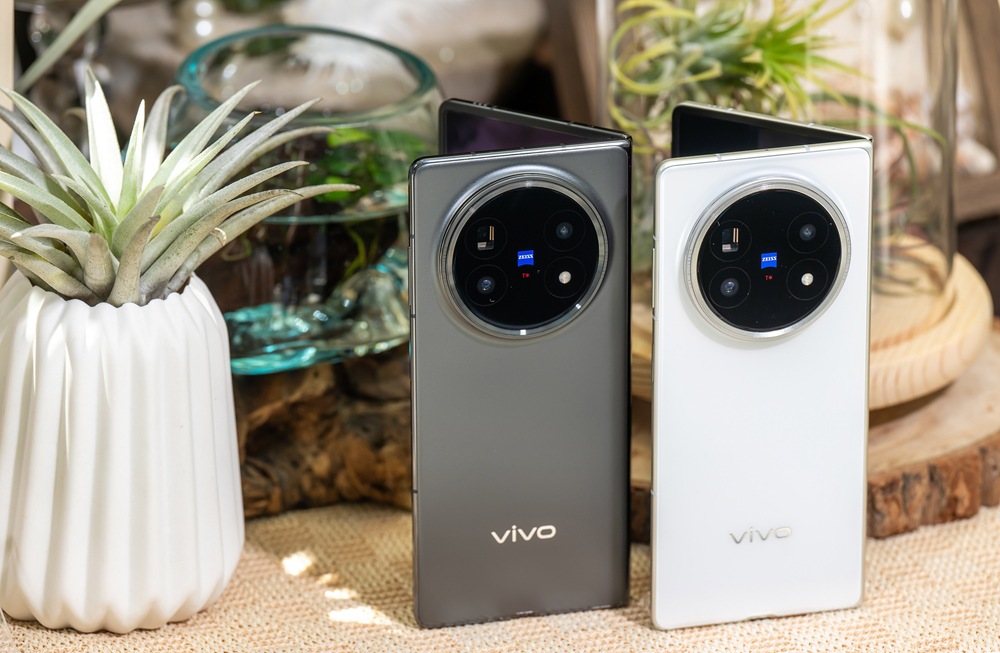 【新聞照片02】vivo攜手三大電信、全台官方體驗店與指定電商平台，推出一系列早鳥購機方案與加碼優惠。即日起至9月15日搭配指定資費，vivo X Fold5最低0元起輕鬆入手。8月4日至8月31日至全台官方體驗店購機，可享總價值最高達36,000元的專屬禮遇。