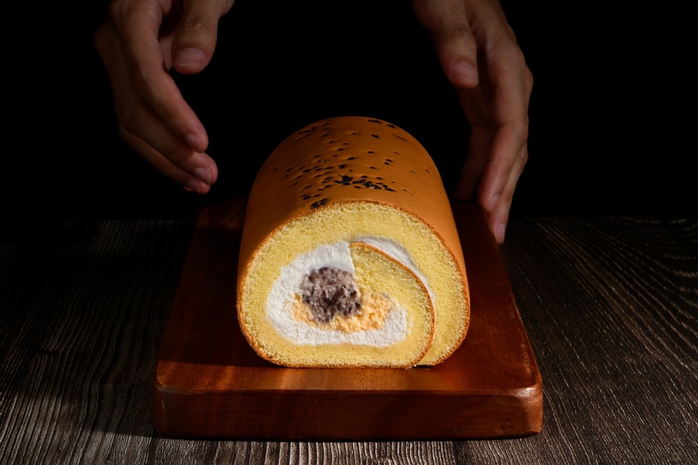 02_以蛋黃酥為靈感,亞尼克獻上中秋限定蛋黃酥風味生乳捲,將北海道奶霜完美融合鹹鴨蛋特調而成的奶黃奶霜,清爽鹹甜中品味紅豆粒餡與芝麻香,團圓賞味就是搶戲 02_以蛋黃酥為靈感,亞尼克獻上中秋限定蛋黃酥風味生乳捲,將北海道奶霜完美融合鹹鴨蛋特調而成的奶黃奶霜,清爽鹹甜中品味紅豆粒餡與芝麻香,團圓賞味就是搶戲