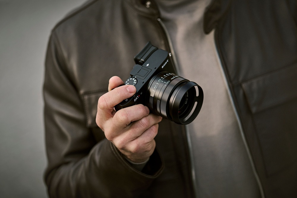 圖3) RX1R III 機身頂部呈現極簡、平整設計，並採用輕盈且高硬度鎂合金材質，兼具可靠耐用硬體設置與操作體驗。