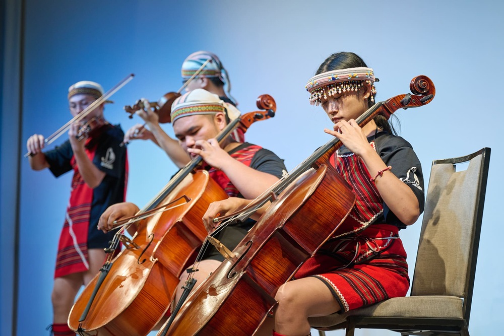 【新聞圖片7】親愛愛樂長年致力於透過音樂突破偏鄉教育的資源困境，LG志工與逢甲師生們一同欣賞竹東愛樂小書屋準備的音樂會