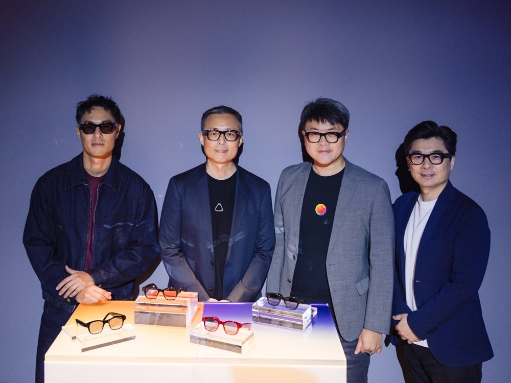 楊祐寧與台灣大哥大資深副總經理暨商務長林東閔、HTC資深副總裁黃昭穎合影 拷貝