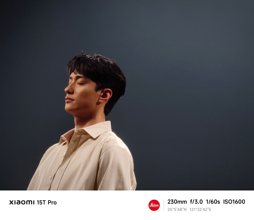 02. 小米首度攜手實力派演員劉俊謙，以品牌好友身份展現 Xiaomi 15T Series 的旗艦影像魅力，詮釋徠卡人文敘事，並分享屬於自己的舞台故事，綻放獨一無二的聚光時刻。