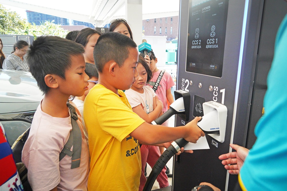 圖4_藉由實際操作 U-POWER 超高速充電設備，讓孩子們近距離接觸綠能科技、培養環保意識
