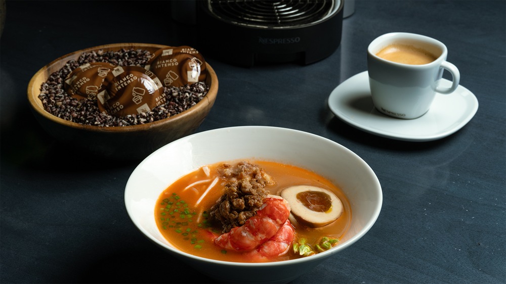 圖5：咖香流心擔仔麵，選用特調系列—特濃比昂科咖啡（Bianco Intenso）調製經典滷汁。