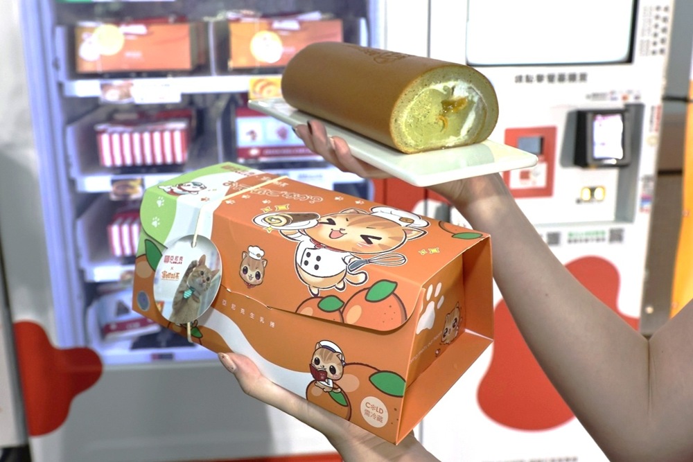 02_亞尼克YTM前進高雄捷運10站,聯名高雄捷運蜜柑站長,推出全台限量元氣蜜柑生乳捲,售價565元,引爆貓奴狂熱 02_亞尼克YTM前進高雄捷運10站,聯名高雄捷運蜜柑站長,推出全台限量元氣蜜柑生乳捲,售價565元,引爆貓奴狂熱