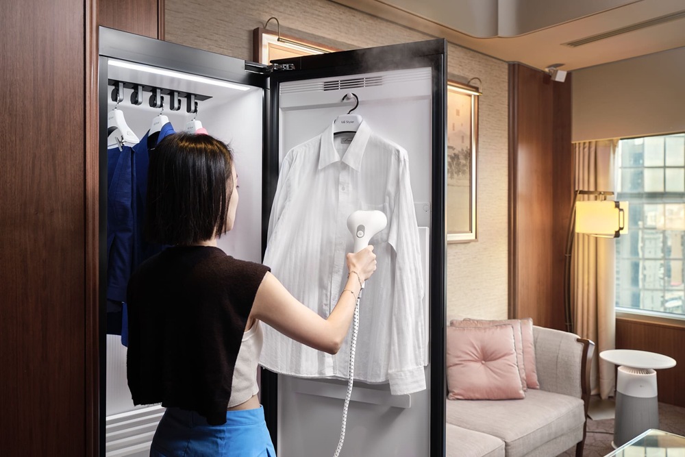 【新聞圖片2】房內備有LG Styler蒸氣電子衣櫥第二代,內建高壓蒸氣掛燙機能快速平整衣物 【新聞圖片2】房內備有LG Styler蒸氣電子衣櫥第二代,內建高壓蒸氣掛燙機能快速平整衣物