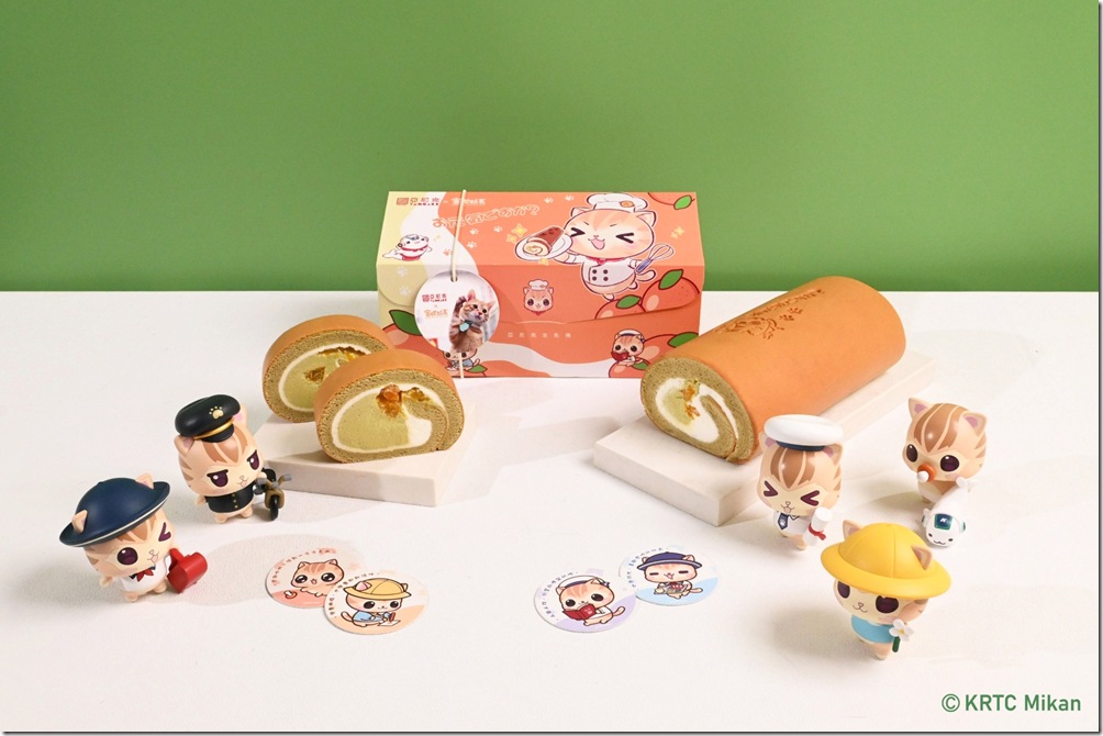 03_亞尼克與蜜柑站長把「元氣蜜柑生乳捲」變成幸福驚喜盒，集合蜜柑站長成長日記暖萌圖樣與驚喜細節，忍不住想抱緊珍藏