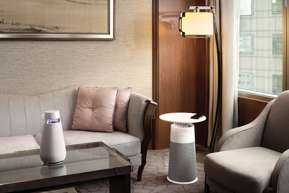 【新聞圖片3】房內備有LG PuriCare AeroFurniture新淨几淨化空氣,XBOOM 360則能隨時隨地播放喜愛音樂 【新聞圖片3】房內備有LG PuriCare AeroFurniture新淨几淨化空氣,XBOOM 360則能隨時隨地播放喜愛音樂