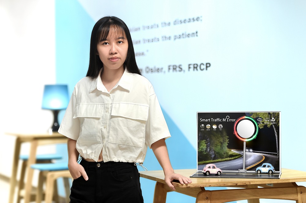 圖1：James Dyson 設計大獎台灣冠軍：輔仁大學電機工程學系黃心儀與得獎作品「THE THIRD EYE-Smart Traffic Mirror 第三隻眼」