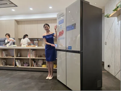 三星 Bespoke AI Hybrid 四門旗艦冰箱登台 9 吋螢幕、 AI 智慧食材偵測與複合式冷卻