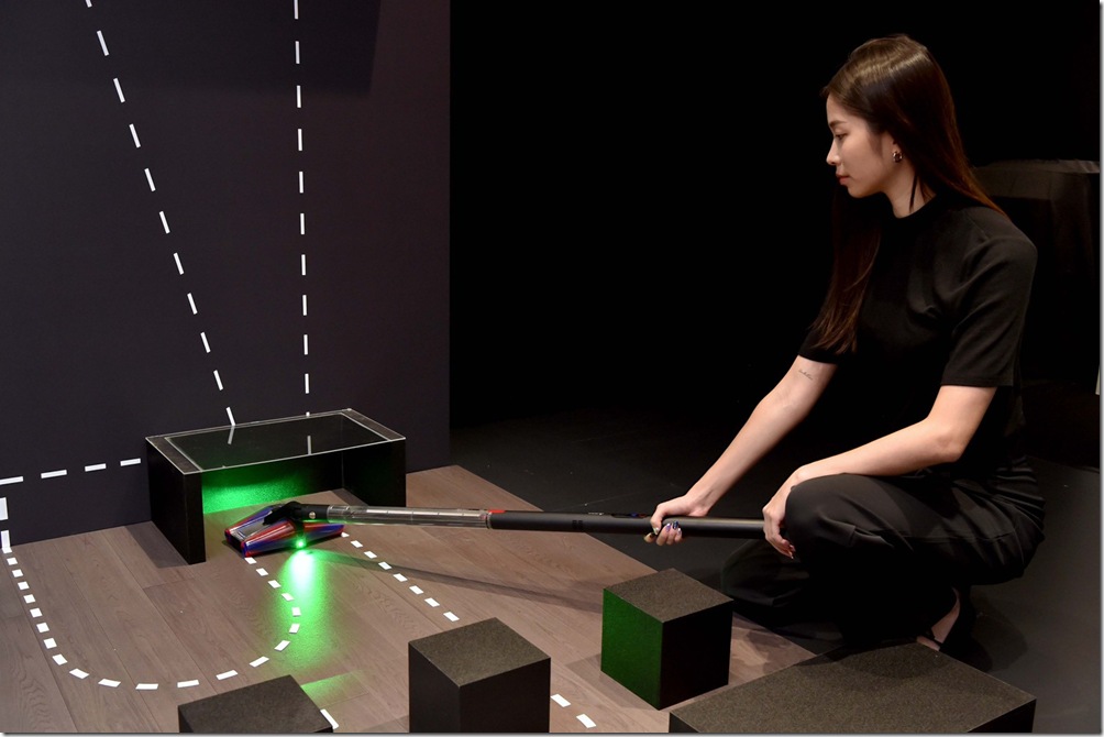 圖1-2、全新 Dyson PencilVac™ Fluffycones 鉛筆吸塵器，能靈活應對家中各種清掃死角，更配備「免觸碰清空集塵筒」，打造便捷的吸塵體驗。