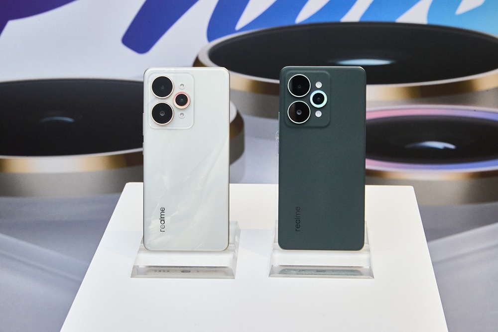 【新聞照片】realme 15 Pro「月輝銀」、「星森綠」配備12GB 256GB大容量組合，建議售價NT$13,990，將於10月31日正式上市。