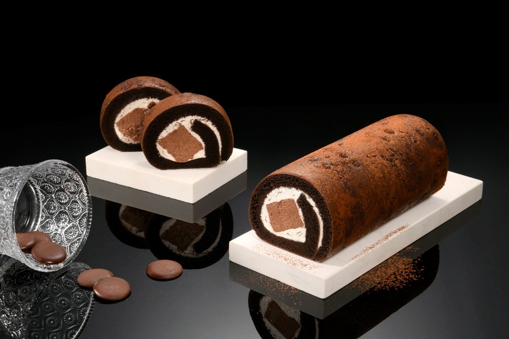 04_亞尼克「厄瓜多爾黑巧克力生乳捲」特黑蛋糕表皮嵌入珍貴的厄瓜多爾黑巧克力碎片,搭配北海道奶霜與厄瓜多爾黑巧克力慕斯,溫潤中帶有醇厚,售價585元 04_亞尼克「厄瓜多爾黑巧克力生乳捲」特黑蛋糕表皮嵌入珍貴的厄瓜多爾黑巧克力碎片,搭配北海道奶霜與厄瓜多爾黑巧克力慕斯,溫潤中帶有醇厚,售價585元