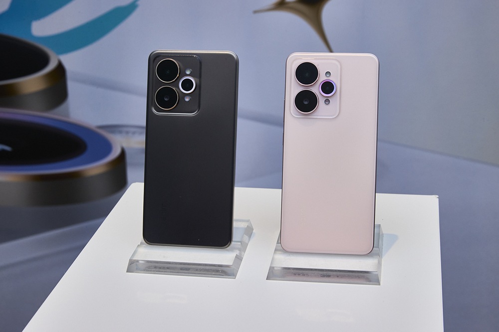 【新聞照片】realme 15 5G「鈦空灰」與「光織粉」配備12GB 256GB大容量組合，建議售價NT$10,990，則將於11月7日正式開賣。