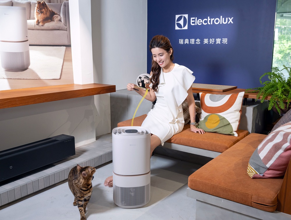【新聞照片3】伊萊克斯全新推出極適家居500寵物抗敏空氣清淨機，建議售價NT$14,900元