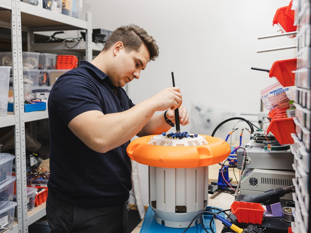 圖二：James Dyson 2025 設計大獎國際永續冠軍得主 WaterSense，是一款由自然水流供電的自主式水質監測設備，能以即時、AI 驅動的監測取代傳統手動採樣，應對全球日益嚴重的淡水汙染。