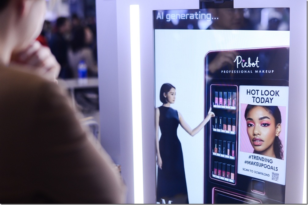 圖說五、台灣萊雅偕啟雲科技參與進博會，其研發的「Picbot Beauty AI Hub智慧美妝販賣機」能實現線上試用與線下購物的完美整合，是台灣新創跨界美妝零售登上國際舞台的重要里程碑。