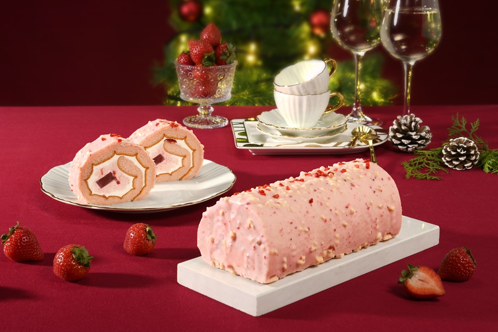 03_亞尼克草莓脆皮巧克力生乳捲,梔子花泡芙蛋糕體搭配北海道奶霜與草莓果餡奶霜、草莓凍,手工淋上草莓杏仁巧克力粉嫩吸睛,售價699元 03_亞尼克草莓脆皮巧克力生乳捲,梔子花泡芙蛋糕體搭配北海道奶霜與草莓果餡奶霜、草莓凍,手工淋上草莓杏仁巧克力粉嫩吸睛,售價699元