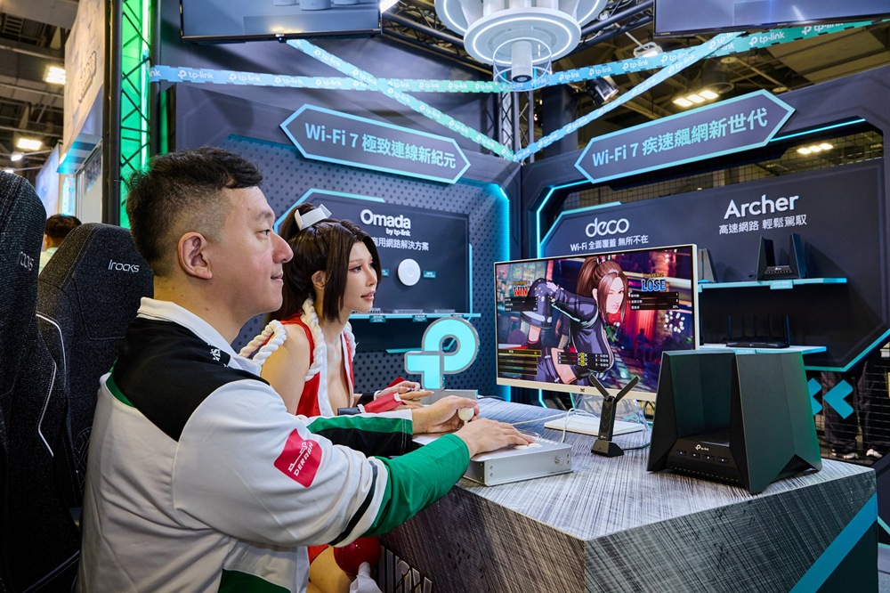 ET 於今日親臨活動現場，與粉絲互動也展示Wi-Fi 7連線速度與格鬥遊戲的超強實力。