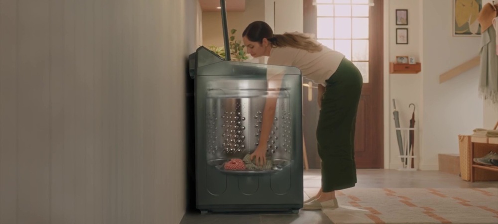 【新聞圖片6】LG EZ直立洗衣機採用人體工學筒槽設計，拿取衣物更省力