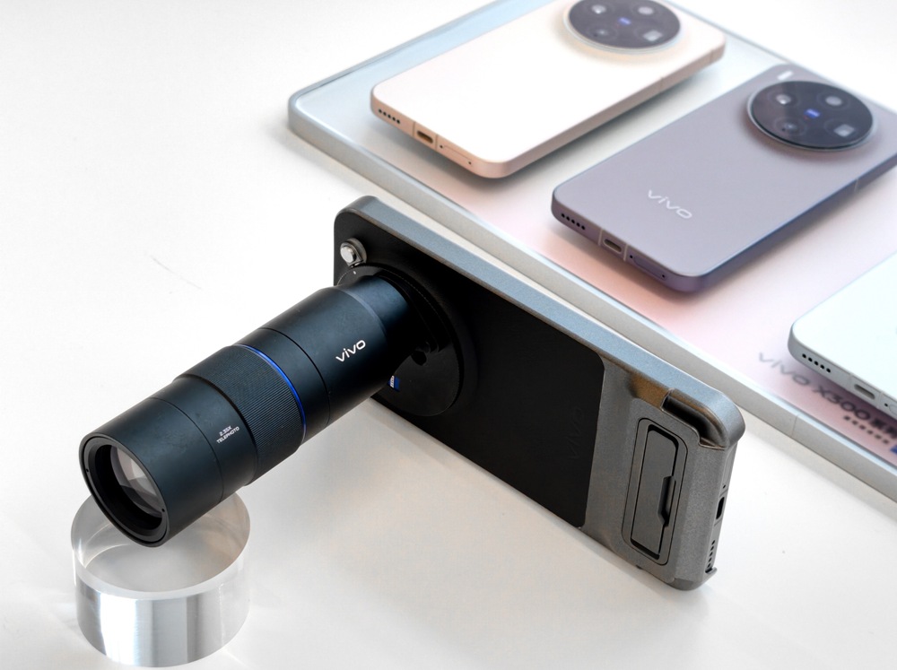【vivo新聞照片】自2026年1月1日起至1月31日止,凡至vivo全台官方體驗店購買X300系列,即可享以1,990元專屬價格入手「vivo蔡司2.35x長焦增距鏡」 【vivo新聞照片】自2026年1月1日起至1月31日止,凡至vivo全台官方體驗店購買X300系列,即可享以1,990元專屬價格入手「vivo蔡司2.35x長焦增距鏡」
