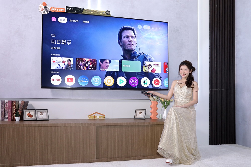 CHIMEI 奇美家電推出全新 Mini QLED Google TV《UM20系列》，搭載「超能AI晶片」與直覺 Google TV 介面，整合 AI 影音調校、AI歡唱與 Hey Google 免持聲控，打造全家共享的智慧互動娛樂客廳。-2