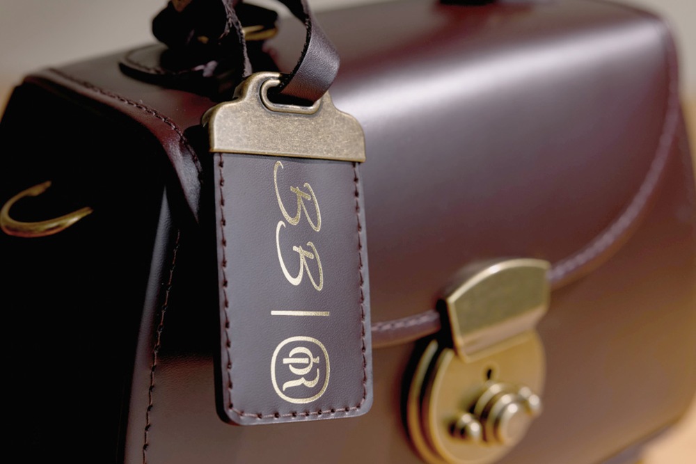 圖6-聯名首批限量加贈ORINGO × BearaBeara 聯名行李掛牌,融合林果對經典鞋履的匠人精神,以及 BearaBeara在手工包件的細膩美學,為細節質感展現品味與態度。 圖6-聯名首批限量加贈ORINGO × BearaBeara 聯名行李掛牌,融合林果對經典鞋履的匠人精神,以及 BearaBeara在手工包件的細膩美學,為細節質感展現品味與態度。