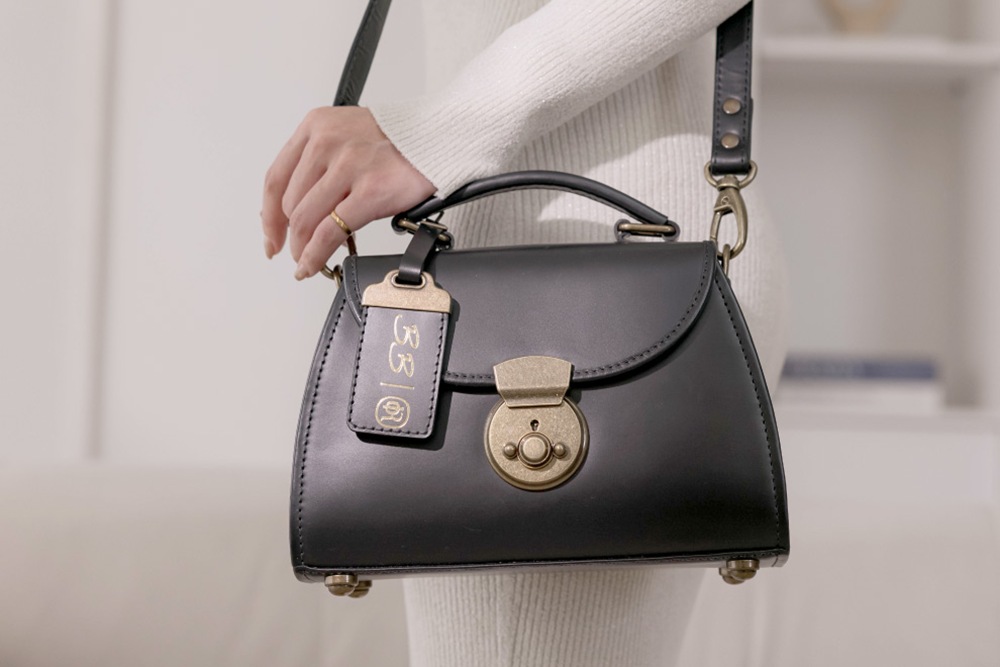 圖4-林果良品聯名皮革包不僅貼近日常需求,且保有工藝細節的平衡美感,使 Athena 成為既能通勤,也能日常穿搭的多場景包款。 圖4-林果良品聯名皮革包不僅貼近日常需求,且保有工藝細節的平衡美感,使 Athena 成為既能通勤,也能日常穿搭的多場景包款。