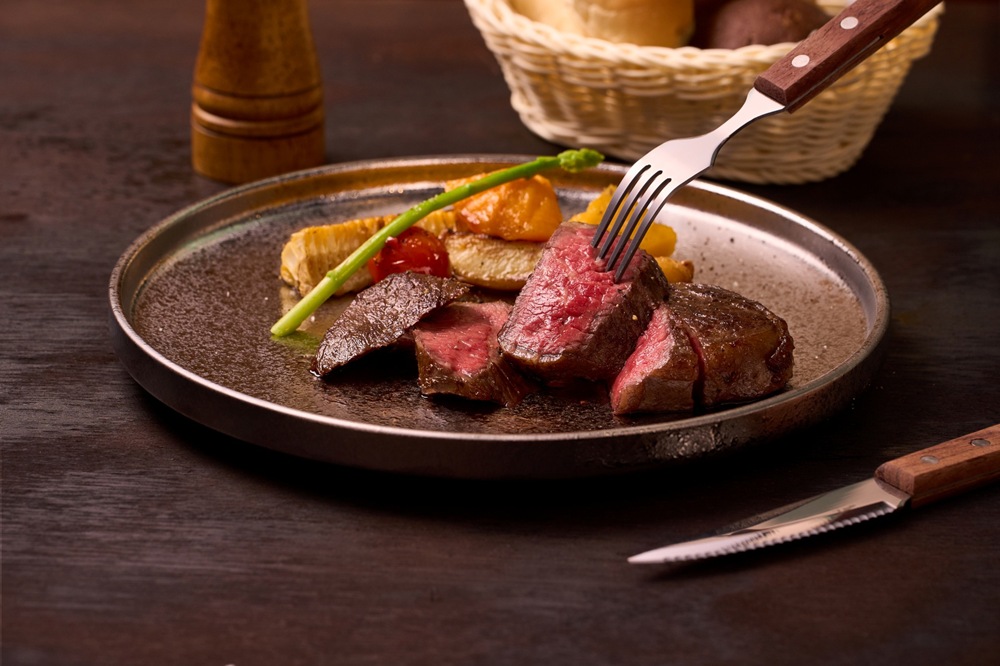 05_TOK牛排屋以簡單突出食材本色，再以不簡單料理牛排，完整鎖住牛肉的天然口感與脂香甘甜，享受大口吃肉的滿足感