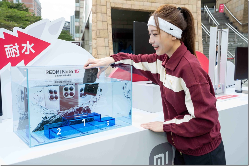 04. REDMI Note 15 Pro 5G 與 REDMI Note 15 Pro 5G 通過 TÜV SÜD 南德五星長效防水品質認證，全系列更搭載 AI 濕手觸控 2.0，即使在雨水、汗水或潮濕環境下操作，仍能維持精準靈敏的觸控表現