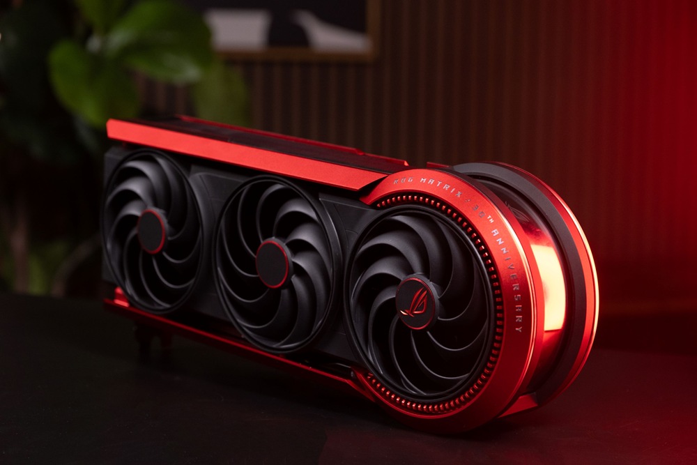 全新ROG Matrix GeForce RTX™ 5090採用四風扇設計，搭配銅質均溫熱導板、液態金屬散熱膏與3盎司銅層電路板，不僅能實現更高的加速時脈，強大散熱亦無懈可擊。