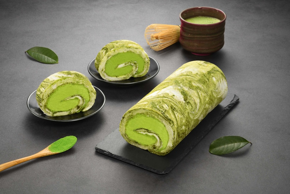 04_手工拉花的大理石紋如山水潑墨畫，亞尼克雪天使抹茶生乳捲，售價699元