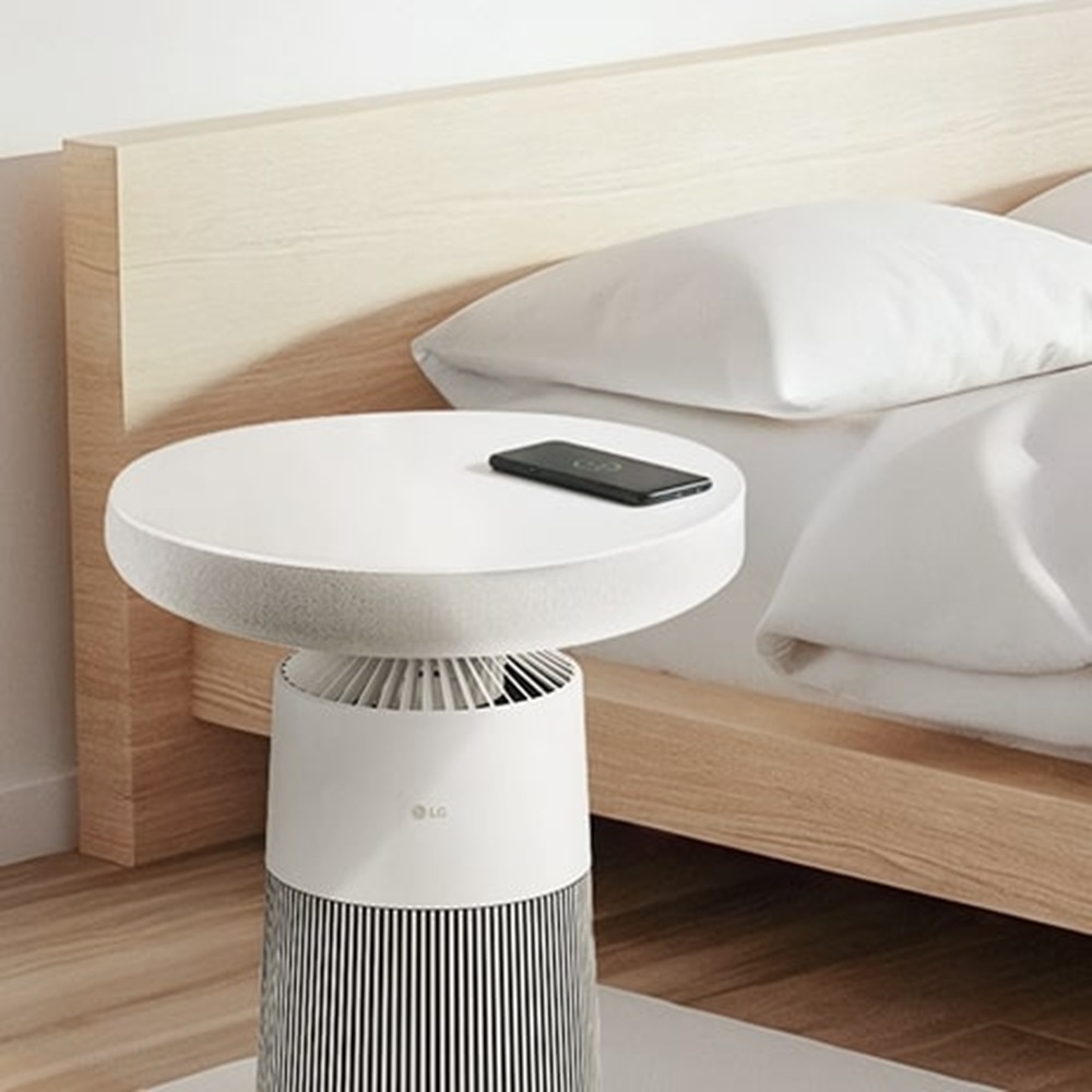 【新聞圖片4】LG AeroSpeaker 空氣清淨機桌面支援 Qi 無線充電，回家手機一放就能充電