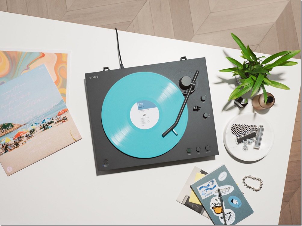圖 1) Sony 推出全新 PS-LX3BT 藍牙黑膠唱盤讓初試黑膠唱片的樂迷都可輕鬆上手。
