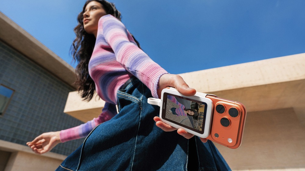 【新聞圖片】Insta360 推出 Snap 手機自拍螢幕系列，讓手機後置鏡頭自拍也能即時預覽，輕鬆拍出高畫質自拍與 Vlog 內容。