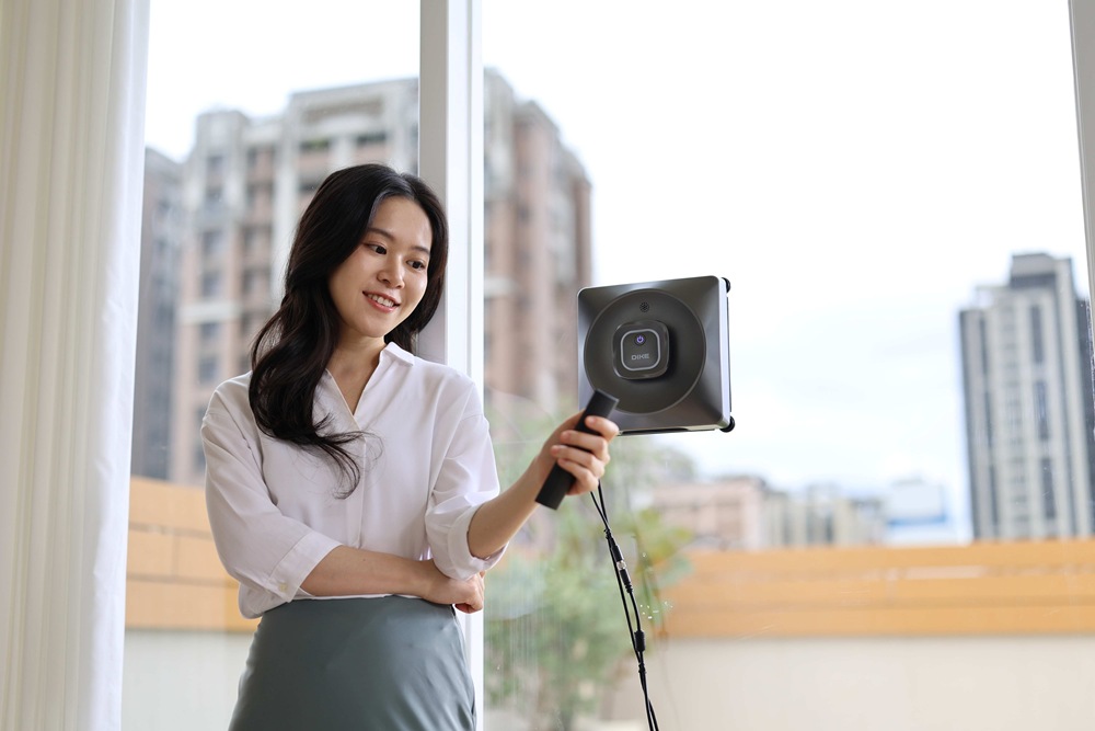 圖03_DIKE 仿生擦窗機器人免設定自動清潔，也能遙控補強特定區塊。