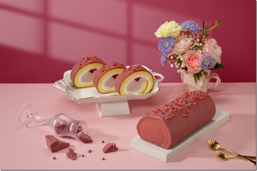 03_亞尼克紅寶石巧克力脆皮生乳捲，以手工披覆完美封頂，再揮灑線條妝點巧克力脆球與果乾，如同雕琢珠寶，每日限量200條，售價699元