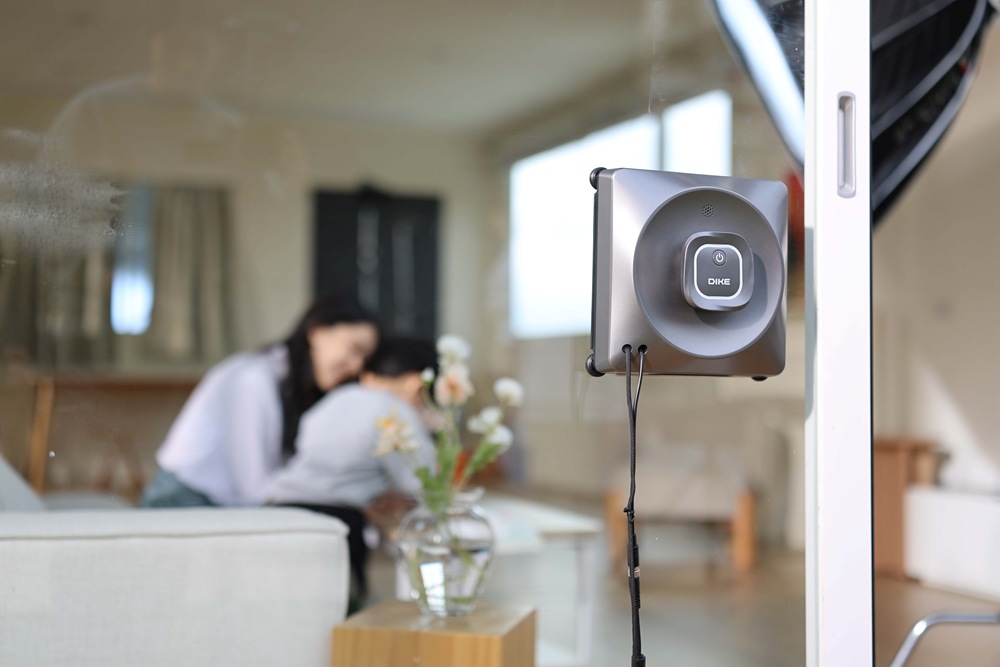 圖02_DIKE 仿生擦窗機器人多場景皆適用，居家高樓外窗清潔。