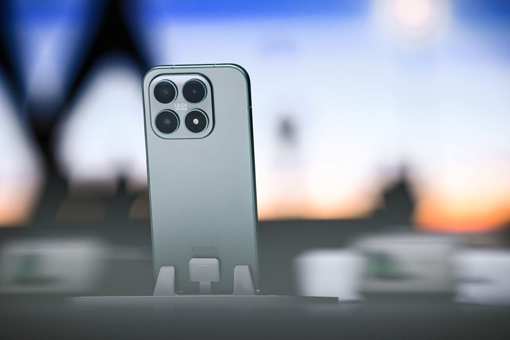 04. Xiaomi 17 機身厚度僅 8.06mm、重量僅 191g，在輕巧機身之中依然整合高階運算性能