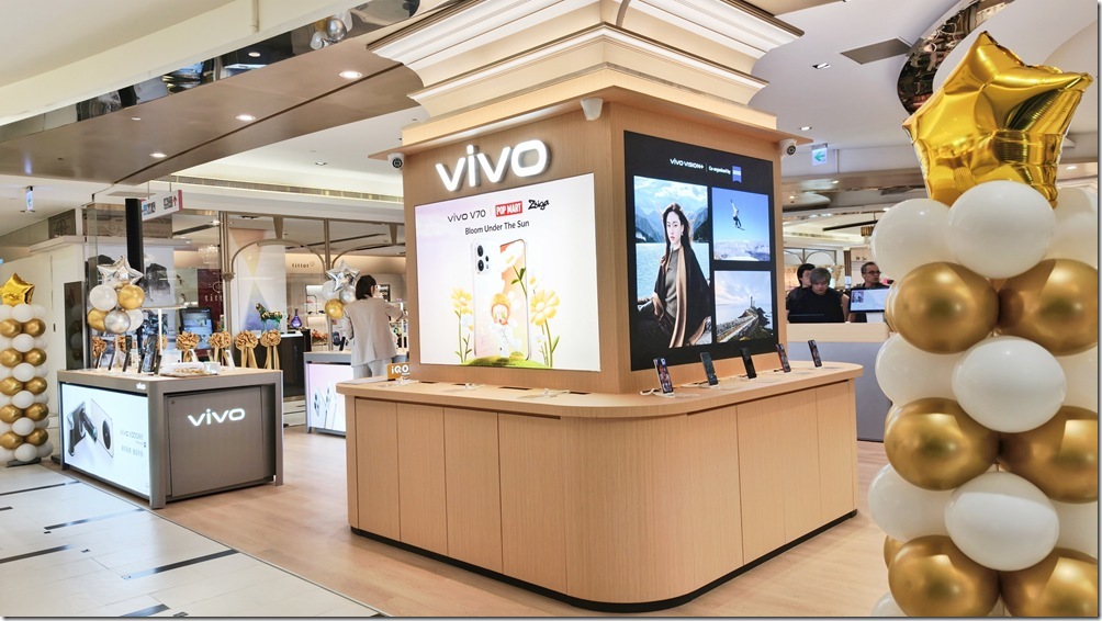 【vivo新聞照片3】板橋大遠百體驗店採用vivo全新店型設計概念，消費者可於現場從影像拍攝到日常操作細節，並輕鬆完成體驗與諮詢，實際感受vivo所重視的貼近使用者服務。