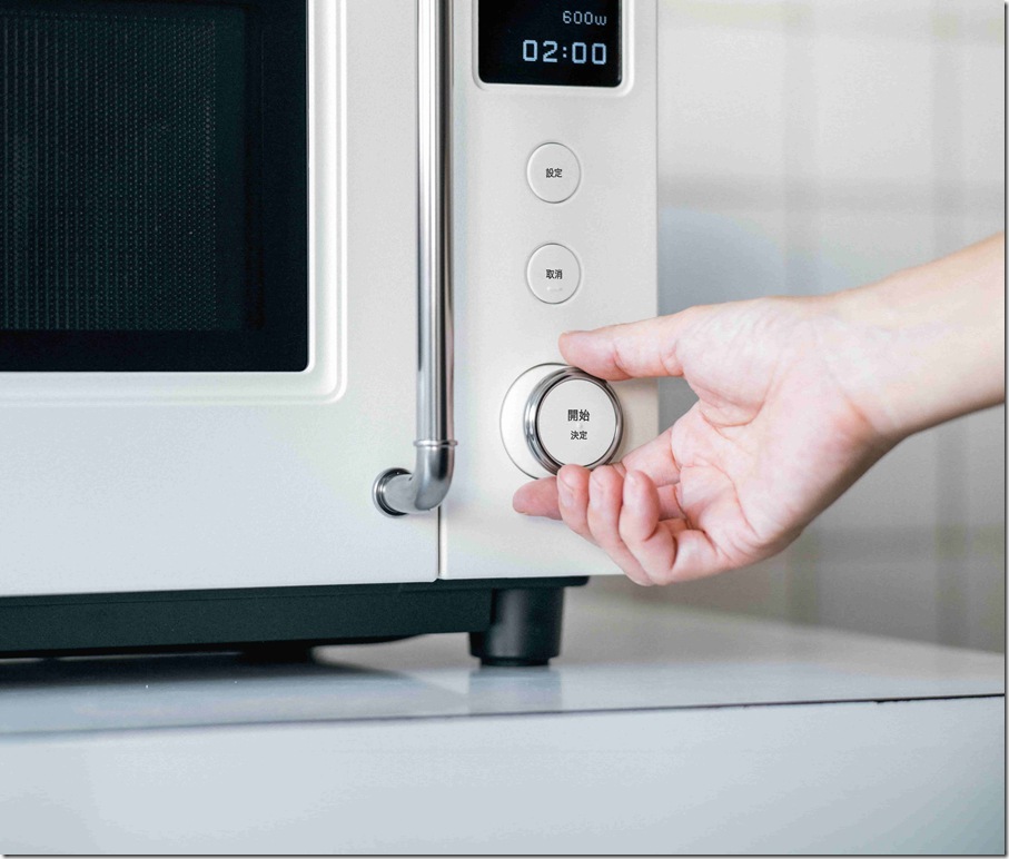 圖 4：BALMUDA The Range S 捨棄傳統複雜面板，以單一旋鈕設計提供清脆的機械手感與提示音，將職人級的精準溫控轉化為直覺的操作體驗。