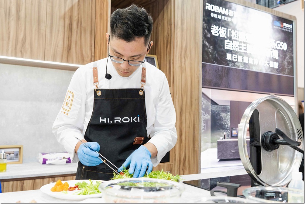 台中〈元紀.台灣菜〉主廚李彥錡分享「ROBAM老板火自動翻炒鍋」能夠穩定且持續翻動食材,在最佳節奏下均勻受熱並釋放香氣,更讓料理人能從鍋前抽身,同時處理其他料理 台中〈元紀.台灣菜〉主廚李彥錡分享「ROBAM老板火自動翻炒鍋」能夠穩定且持續翻動食材,在最佳節奏下均勻受熱並釋放香氣,更讓料理人能從鍋前抽身,同時處理其他料理