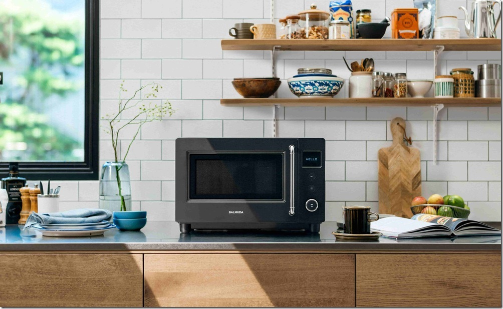 圖 1：BALMUDA 在台推出全新微波爐 The Range S，承襲「以簡馭繁」設計哲學，將家電化身為展現個人品味的空間藝術品，建議售價 NT$ 13,990。（2）