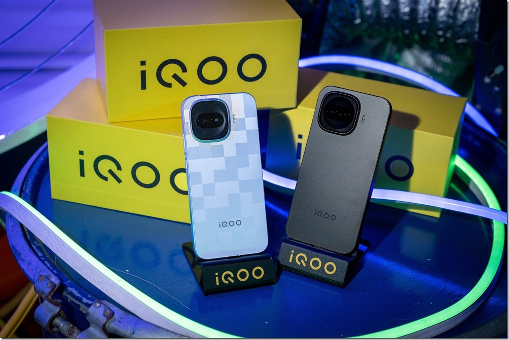 【iQOO新聞照片4】iQOO 15R推出「像素銀」及「武士黑」兩款配色，建議售價19,999元，即日起於全台指定通路正式開賣。